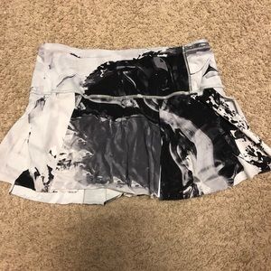 Lululemon black & white tie dye tennis skirt sz 6